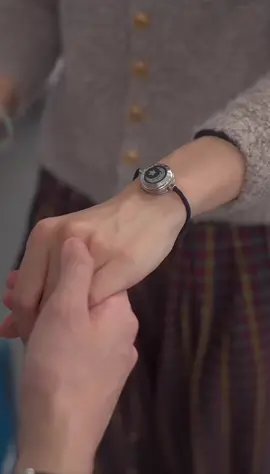 Totwoo - Sun and Moon Lovers 🌞🌛 Vòng tay thiết kế dành riêng cho các cặp đôi, được kết nối bluetooth với app, nên dù khoảng cách có xa đến đâu, chỉ cần bạn chạm nhẹ là vòng tay người ấy sẽ rung lên 🥴  Order tại #lirys_houseee #fyp #lirysorder #ordertaobao #douyin抖音 #cute #odayorderduthu #giftideas #xuhuong 