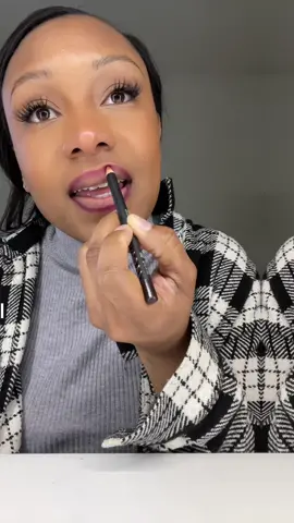 That berry liner and red lip combo 💋 #lipcombotutorial #lipsticktutorial #blackgirlmakeuplooks  #mattelipstick 