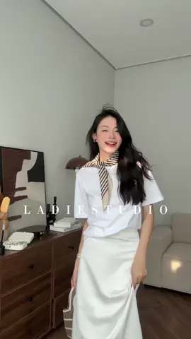 Muốn mặc đơn giản nhưng vẫn muốn bắt trend chân váy lụa, không thể bỏ qua em này nha cả nhà ơi 🤍 #mixandmatch #outfit #ladiestudio #LearnOnTikTok 