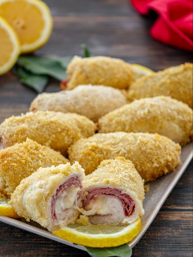 INVOLTINI DI POLLO FILANTI IN FRIGGITRICE AD ARIA Un secondo semplice e gustoso 😊 INGREDIENTI 500 g petto di pollo a fette 150 g prosciutto cotto 150 g scamorza pangrattato q.b. 1 limone alloro q.b. olio extravergine d’oliva q.b. pepe q.b. sale fino q.b. PROCEDIMENTO Prendiamo una fettina di petto di pollo e saliamo e pepiamo a piacere. Mettiamo sopra una fetta di prosciutto cotto e un pezzetto di scamorza. Arrotoliamo e stringiamo bene per chiudere l’involtino. Procediamo allo stesso modo per formare tutti gli altri involtini. Versiamo un po’ di olio d’oliva in un piatto, passiamoci ciascun involtino e poi ripassiamoli nel pangrattato, da tutti i lati. Tagliamo il limone a fette sottili, poi sistemiamo tutti gli involtini nel cestello della friggitrice ad aria alternandoli con fettine di limone e foglie di alloro. Inseriamo il cestello e cuociamo a 180°C per 20 minuti. Mettiamo i nostri involtini su un bel piatto da portata e, se ci va, decoriamo con quale foglia di alloro. Ed ecco pronti i nostri involtini di pollo, filanti e irresistibili! Buon appetito! #involtini #involitinidipollo #involtinifilanti #pollo #recipe #ricettafacile #fattoincasadabenedetta #benedettarossi