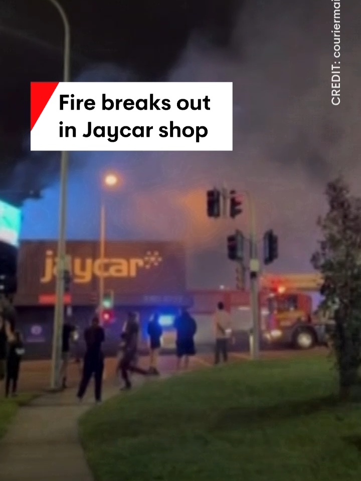 A blaze has broken out at an auto supplies shop in Woolloongabba. #7NEWS