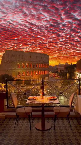 Absolutely magical! 🌅 🇮🇹😍 📍Rome 📸 @arcoiblue  #exploringitaly #italy #italia #rome #colosseum #colosseo #sunset #magical #visititaly