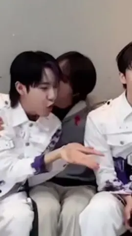 disempetin ya chan kiss renjunnya. seperti biasa bajunya udah beda si paling teng go😭🫵🏻 #haechan #renjun #nct #foryou 