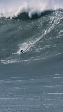 O alemão Sebastian Steudtner pegou essa onda Gigante de Nazaré durante o último swell da temporada.  Você sabia que ele é o atual detentor do recorde mundial de maior onda surfada? Quem acerta qual o tamanho da onda do recorde? 🎥🤿 @porkinhoolhosdecoco 🎞️ @ludlegentil  🤝 @nazarewaterfun @riotur.rio @fce_energia @globalmedsm @oneilleurope