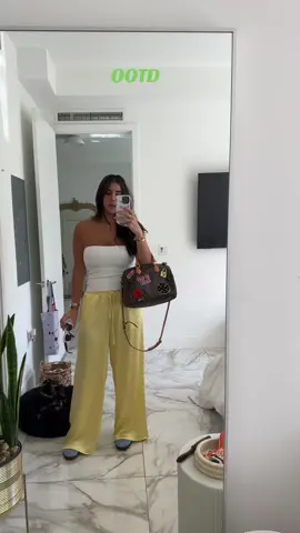#OOTD going for a broken look today #miami #thrifting 