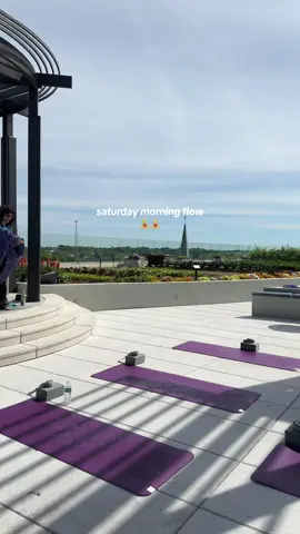 Worth the frozen feet🧘‍♀️😅 #morningyoga #productivemorning #auburnuniversity #auburn #yoga #rooftopyoga #rooftop #college 
