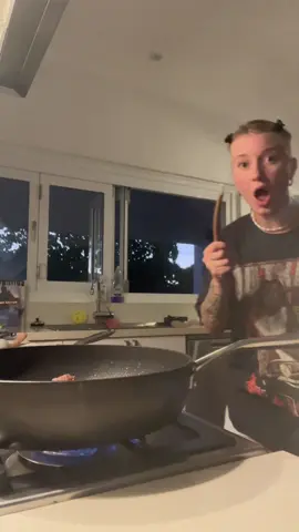 Ich koche gefühlt das erste mal…  #kochen #comedy #liisavero 