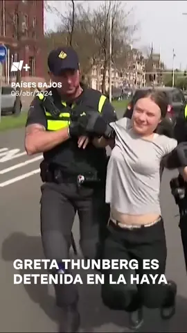 La #activista Greta Thunberg estaba este sábado entre docenas de #manifestantes detenidos tras bloquear parcialmente una calle en La Haya. #tiktokinforma #medioambiente