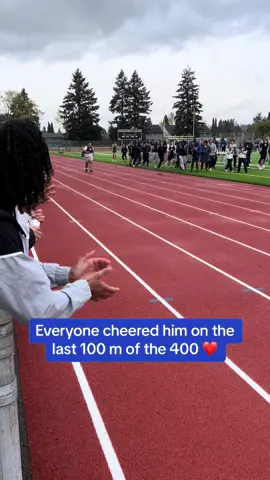 What high school sports are all about 👏🫡 (Via @chasinnjunior ) #wholesome #sportsmanship #highschoolsports #trackandfield #emotional #positivity 