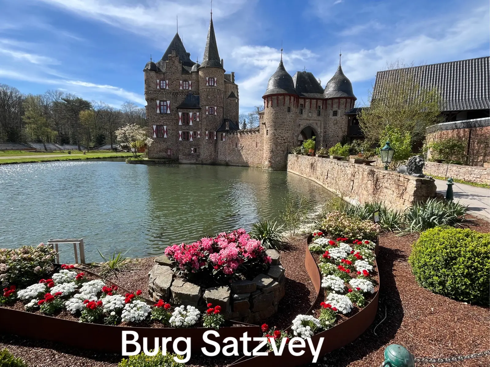 Heute ging es zum ersten mal zur Burg Satzvey, eine wirklich schöne Burg, aber alles etwas sehr touristisch aufgemöbelt. #axelundvolker #burg #burgen #burgsatzvey #wochenendausflug 