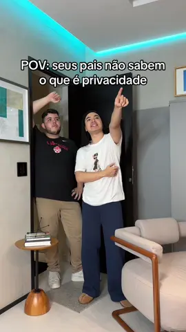 entram no quarto e ainda deixam a PORTA ABERTA VEYR 😐