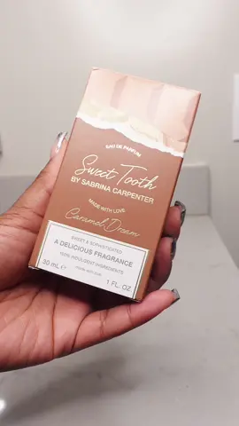New delicious scent alert 🍮🍫🍨 Sweet Tooth by @scentbeauty , @Sabrina Carpenter “Caramel Dream” #gifted_by_scentbeauty #sabrinacarpenter #carameldream  Top notes: sugared lemon, orange zest, almond milk, freesia  Heart notes: orange blossom, tiger orchid, dark chocolate bean, vanilla  Base notes: sandalwood, caramelized Amber, patchouli, fluffy musk  Sexy, feminine, spicy, sweet  #scentbeautypartner #scentbeauty #caramelfragrance #caramelfragrances #chocolatefragrance #sweetmuskyperfume #sabrinacarpenterfragrance #sabrinacarpentersweettooth #sweetfragrances #sweetfragrance #perfumegirl #candyperfume #perfumelover #perfumelovers #perfumecollection #affordablefragrances #explore #explorepage #fyp 