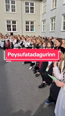 Kvenskælingar kallast á 😁  This is a tradition since 1921 in this school to dress up in a tradition clothing, sing and dance.  #iceland #kvenno #kvennaskólinn #nationalcostume 