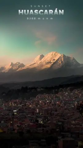 Atardecer en la ciudad de Huaraz con vista del majestuoso 