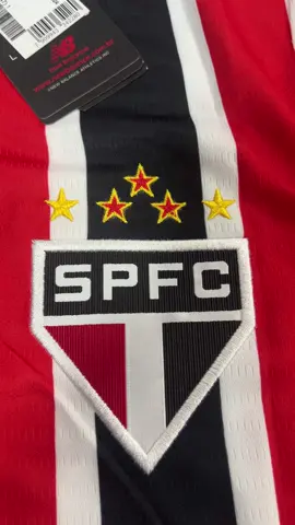 O uniforme II do São Paulo Futebol Clube para a temporada 2024-25 é uma homenagem aos 90 anos de história do clube multicampeão. Produzida pela New Balance, a camisa apresenta as tradicionais e icônicas listras verticais nas cores do clube. 🇾🇪🔥 link na minha bio 