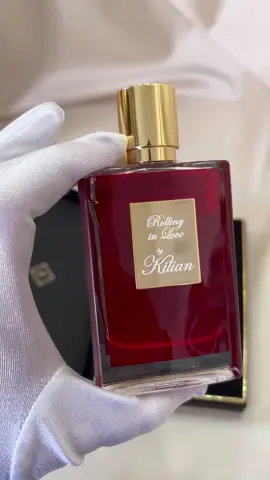 ⭐️Rolling in Love By Kilian⭐️ ⠀ •Аромат 2019р• Парфумована вода Для жінок та чоловіків ⠀ ✔️Початкова нота: Мигдальне молоко і Амбретта; ✔️Нота серця:Ірис і Фрезія; ✔️Кінцева нота: Тубероза, Ваніль, Боби Тонка і Мускус. ⠀ ✅1мл 230грн Розпив від 2-х мл ⠀ 🚚Доставка по Україні🇺🇦 Звертайтеся у дірект💌 ⠀ Завітай до нашого магазину👇 