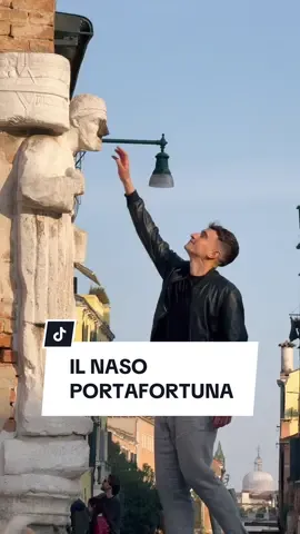 A #Venezia toccare il naso di un mercante pietrificato porta fortuna! 🍀 #tiraccontolitalia #consiglidiviaggio #losapevi #leggenda #magia 