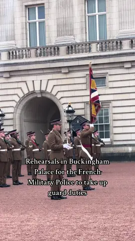 The French Gendarmerie Nationale are set to parade together on Monday 8th alongside soldiers of the Household Division to mark the 120th anniversary of the Entente Cordiale #fyp #london #buckinghampalace #france #uk #kingsguard #guard #gendarmerienationale #rehearsal 