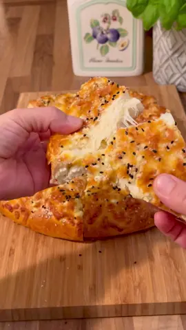 Peynirli ekmek 🥖Teig mit Käse🥖Hamur malzemesi : 1 sb ılık süt ( 200ml) 1 yk şeker 1 Maya 4 yk zeytinyağ  1 yumurta beyazı  2,5 sb un (350g) 1,5 tk tuz Arasına : 100g beyaz peynir  100g kaşar peynir  Üzerine : Yumurta sarısı Kaşar ve beyaz peynir karışık  Susam , çörek otu  Deutsch : Teig Zutaten : 200ml warme Milch  1 EL Zucker 1 Backhefe  4 EL Olivenöl 1 Eiweiß 350g Mehl  1,5 TL Salz Zwischen: 100g Weißkäse 100 g Gauda-Käse Oben darauf : Eigelb Gemischter Gauda und Weißkäse Sesam, Schwarzkümmel #tiktokfood #tiktok #Foodie #Recipe #post #fypシ #backen #fyp #rezepte #bake #Ramadan #delicious #tarif#lecker 