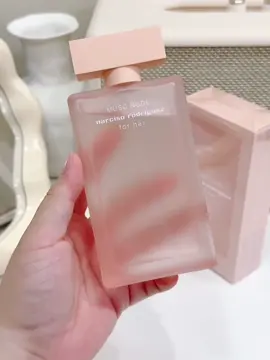 💗𝐍𝐀𝐑𝐂𝐈𝐒𝐎 𝐌𝐔𝐒𝐂 𝐍𝐔𝐃𝐄 - 𝐃𝐀̂́𝐔 𝐀̂́𝐍 𝐗𝐀̣ 𝐇𝐔̛𝐎̛𝐍𝐆 𝐂𝐔̀𝐍𝐆 𝐍𝐇𝐔̛̃𝐍𝐆 𝐂𝐀́𝐍𝐇 𝐇𝐎𝐀 𝐓𝐈𝐍𝐇 𝐓𝐄̂́ 🌸 Mới ra mắt nhưng mùi hương của 𝐍𝐚𝐫𝐜𝐢𝐬𝐨 𝐌𝐮𝐬𝐜 𝐍𝐮𝐝𝐞 đã gây tiếng vang lớn cho giới mê nước hoa. Hương thơm là sự kết hợp hoàn hảo giữa hoa cỏ và xạ hương. Hương đầu mở ra với nốt tiêu hồng tinh tế và hoa nhài trắng mềm mại. Hương giữa là sự nồng nàn của đóa hoa hồng damask ngọt ngào. Hương cuối là sự chuyển mình sang gỗ quý, đậu tonka, hoắc hương Indonesia nồng nàn.  Xịt vài shots 𝐍𝐚𝐫𝐜𝐢𝐬𝐨 𝐌𝐮𝐬𝐜 𝐍𝐮𝐝𝐞 để đi đu đưa thì làm gì có anh nào chạy thoát. Mùi hương cực kì gợi cảm, thử rồi mới biết là nguy hiểm ngầm, thử rồi là mê và mê là không lối thoát !#nước hoa #xinhdep 