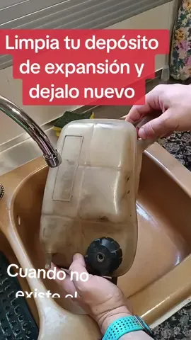 Tienes pensado cambiar el refrigerante o te toca cambiar la distribución, pues es posible mejorar el aspecto de tu vaso  de expansión, agua caliente, arroz y desengrasante ,contra más concentrado mejor, con paciencia ,lo dejaras muy bonito de ver!. déjame en comentarios otros sistemas que uséis vosotros y sus pasos  Pd, esto solo vale la pena si el repuesto es caro o ya no se vende como en este caso. pd2. al estar por grabar y hablar se gasto por error más agua. sorry   #gtv #porsche #bmw #motul #g12 #g12 + #g12evo #refrigerante #ternostato #automocion #car 