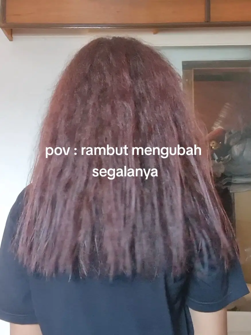 nekat keratin sendiri di rumah demi ngirit (dibantu temen) tp pas jadi begini, dah lah gausah keratin sampe jutaan lagi :( #keratintreatment 