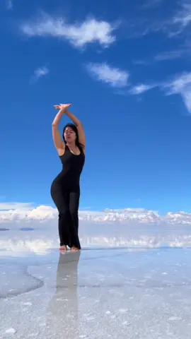 Recordando que traté de bailar esta cancion en el Salar sin zapatos, y no pude terminar el coro, se siente como si pisaras muchas agujas 🥲 al final termine con heridas en los pies 😅 pero queria saber 🙌🏼