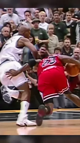 MJ Did NOT Push Off🥶🙅‍♂️ #NBA #basketball #fyp #foryou #foryoupage #nbaedits #nbavideos #basketballedits #basketballvideos #viral #viralvideo #michaeljordan #jordan #paulgeorge #jamesharden #traeyoung 
