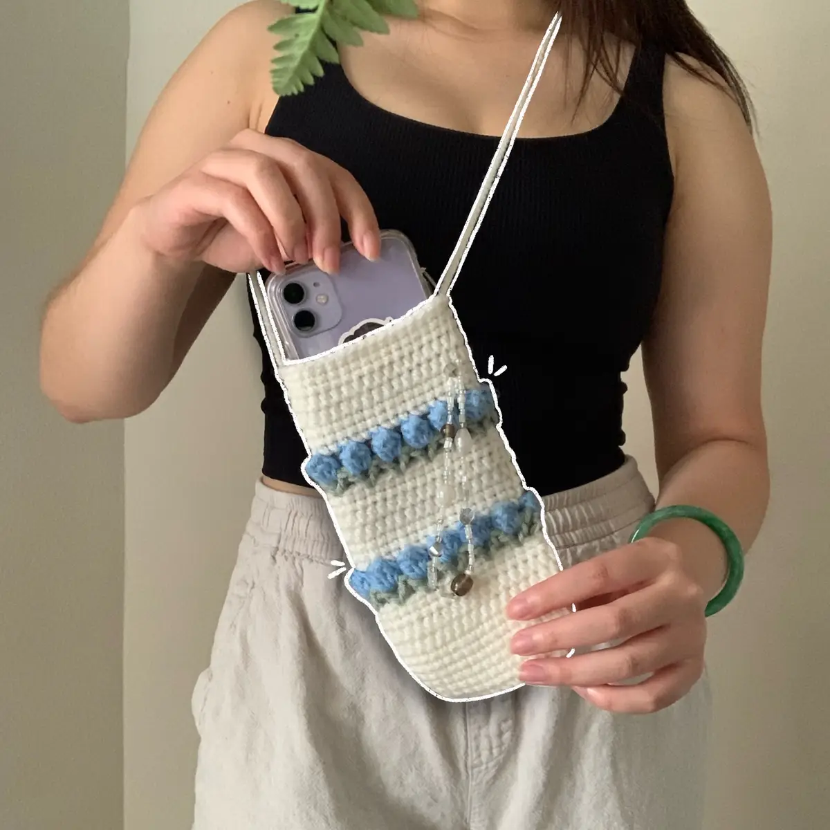 super easy beginner friendly FREE crochet pattern just dropped on my website! link in bio hehe its the perfect little cross body phone bag just in time for spring/summer :) #freecrochetpattern #crochetbag #phoneholder 