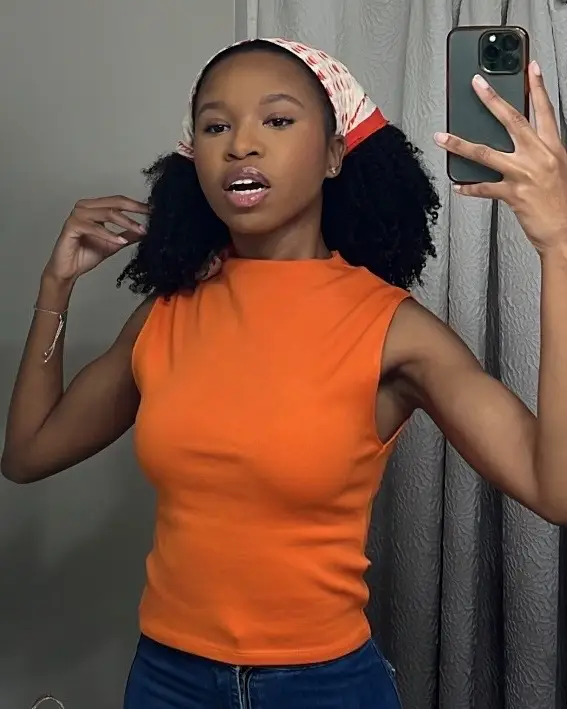 Y’all I’ve been doing a lot of running around lately so wash day isn’t happening as scheduled rn. And with spring finally fighting back, i feel like wearing color again. I picked up this scarf recently and i kinda love it? #naturalhair #naturalhairstyles #easynaturalhairstyles #curlyhair 