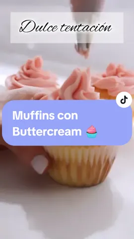 MUFFINS CON BUTTERCREAM🧁✨ Está exquisita y delicada receta es siempre un must en todos los cumpleaños. Además de ricos, son prácticos y quedan muy lindos gracias a consistencia perfecta del Buttercream! 💗 Por eso hoy te enseño a hacer está crema de mantequilla que es famosa en todo el 🌎 Ingredientes:  Premezcla de muffins y chocolate blanco alpino para moldear  250 grs de manteca  250-300 grs de de azúcar impalpable  2 cdtas de leche  1 pizca de sal  👉🏻Para teñir la crema use 1 cdita de colorante rosa liposoluble (o el color que mas te guste).  Y para darle más sabor, utilice la emulsion de Yerry 🍒 de Lorann (opcional) Preparación: 👩🏻‍🍳 Para los muffins seguimos las instrucciones de la premezcla, son riquísimos y te quedan super esponjosos 🙌🏻. Rellenamos con los pins de chocolate blanco. Para el Buttercream, preparamos un recipiente pequeño y ponemos la leche con la pizza de sal, removemos y reservamos. La sal nos va a ayudar a reducir el dulzor del Buttercream y a potenciar su sabor. Luego,batimos la manteca con una batidora a velocidad media alta hasta que esté cremosa. Bajamos la velocidad y añadimos el azúcar impalpable. Cuando empiecen a integrarse los ingredientes ,Subimos la velocidad y añadimos la leche com la sal y seguimos barriendo 5 minutos. Agregamos el colorante y el sabor.  Batimos por 3 minutos más (Cuando más batimos la crema más ligera y esponjosa te quedará).  Con una manga decoramos el pico que más nos guste ¡Y listo a disfrutar !😋 #reposteria #pasteleria #buttercream #chocolate #fyp 