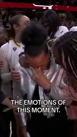 THE EMOTIONS OF THIS MOMENT FOR DAWN STALEY. #theshiftsports #MarchMadness #wbb #dawnstaley #southcarolina 