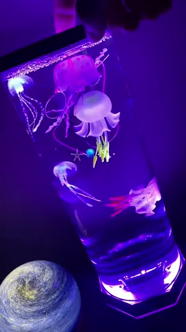 It’s soo mesmerizing 🥺🫶 link in bio🥰 #jellyfish #moodlamp #jellyfishlamp 