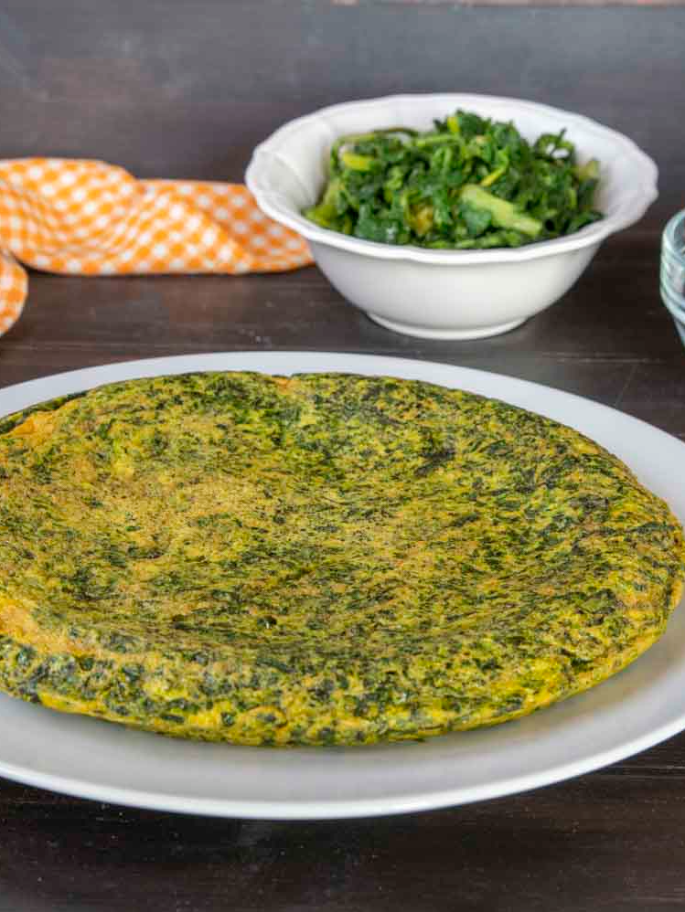 FRITTATA ALLE ERBETTE La frittata alle erbette è una di quelle ricette facili, gustose e pronte in un attimo, perfetta per una cenetta veloce o per farcire ottimi panini. INGREDIENTI 300 g erbette di campo lessate e strizzate 6 uova 15 g formaggio grattugiato 1 pizzico sale fino olio extravergine di oliva q.b. PROCEDIMENTO Prepariamo le nostre erbette, già lessate e strizzate. In una ciotola rompiamo le uova, aggiungiamo il formaggio grattugiato, un pizzico di sale e sbattiamo con una forchetta. Uniamo al composto le erbette e amalgamiamole al resto con la forchetta. Portiamo sul fuoco una padella e versiamoci dell’olio extravergine d’oliva, facendo scaldare leggermente. Versiamo in padella il composto, copriamo e lasciamo cuocere per 4-5 minuti. Aiutandoci col coperchio, giriamo la frittata e facciamo cuocere per altri 4-5 minuti. Ed ecco pronta la nostra deliziosa frittata alle erbette! Gustiamola in compagnia! #frittata #frittataalleerbete #ricettafacile #recipe #benedettarossi #fattoincasadabenedetta #fattoincasapervoi