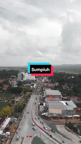 Sumpiuh siang ini, cerah, panas dan lancar. 📍 Pertigaan Taman Kota Sumpiuh #sumpiuh  #sumpiuhhits  #sumpiuh24jam  #mudik  #banyumas  #banyumasstory  #banyumas24jam  #banyumaspride  #fyp  #dronevideo 