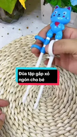 Đũa tập gắp xỏ ngón xinh xắn dễ thương cho bé nha các Mom.  #xuhuong #mevabe #duatapanchobe #duatapgap #doandamchobe 
