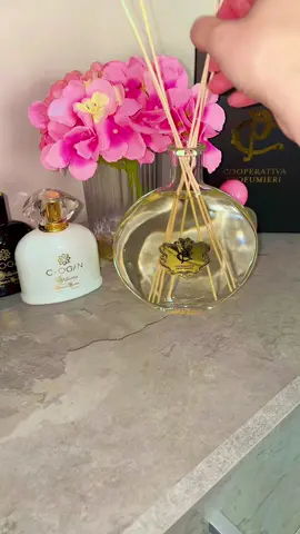 #Ador acest parfum de cameră , m-a cucerit prin miros dar si prin eleganța sticlei #♥️ #luxury #chogan #momofgirls #work #Home #parfum #magnolia 
