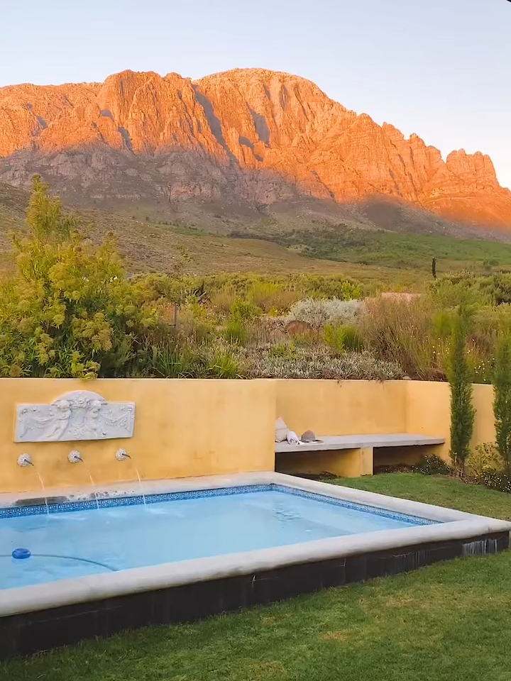 📍Berghuis Mountain Hideaway, Wolseley Escape to this cosy retreat nestled in a private nature reserve, offering scenic views and modern comforts | Ontsnap na hierdie gesellige toevlugsoord in 'n privaat natuurreservaat wat met skilderagtige uitsigte en moderne geriewe spog. ✔️ Sleeps 8 ✔️ Braai ✔️ Swimming pool ✔️ Wood-fired hot tub ✔️ Free Wi-Fi ✔️ All ages welcome ✔️ From R3 800 p/n (T&Cs) ✔️ Link in bio ✏️