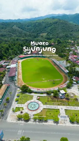 taman kota muaro sijunjung menjadi salah satu tempat berkumpulnya warga sijunjung🥰🥰 jadi pulang kampuang tahun kini sanak???😍😍 #wisatasumaterabarat #drone #jalinnusantara2024 #fyp #sumbar #sijunjung #muarosijunjung 