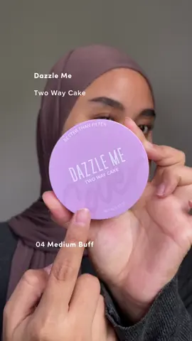 Sekarang aku mau review two way cake dazzle me yang baru launching, karna kemarin aku review loose powder nya💗 Jujur, sekarang twc ini selalu ada di tas aku karna nyaman dipake, BIKIN PORI-PORI BLURRRR dan gak cakey gituu! harganya cuma 30ribuann #bedakdazzleme #twowaycake 