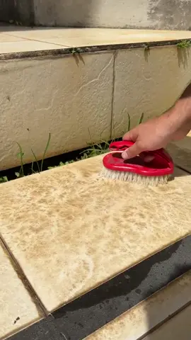 Essa liquido mágico desencarde qualquer piso sujo! 