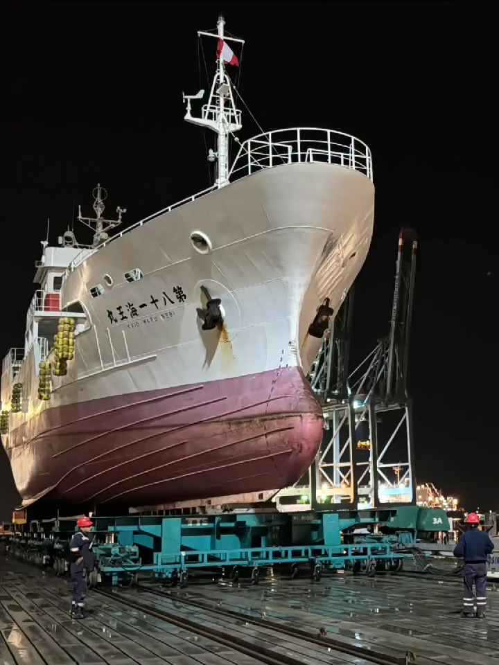 ¡¡BIENVENIDO KAIO MARU 81! 🇯🇵⚓ ingresó a la zona de Varadero Sur de nuestro Centro de Operación del Callao a través de nuestra plataforma Syncrolift, para realizarle trabajos de mantenimiento y carena.