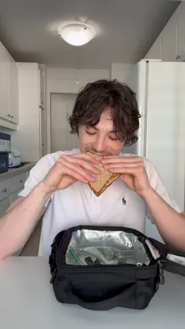 Comment éviter de se faire voler son repas à l’école 🤣 #pourtoi #pourtoii #fyp #LifeHack 