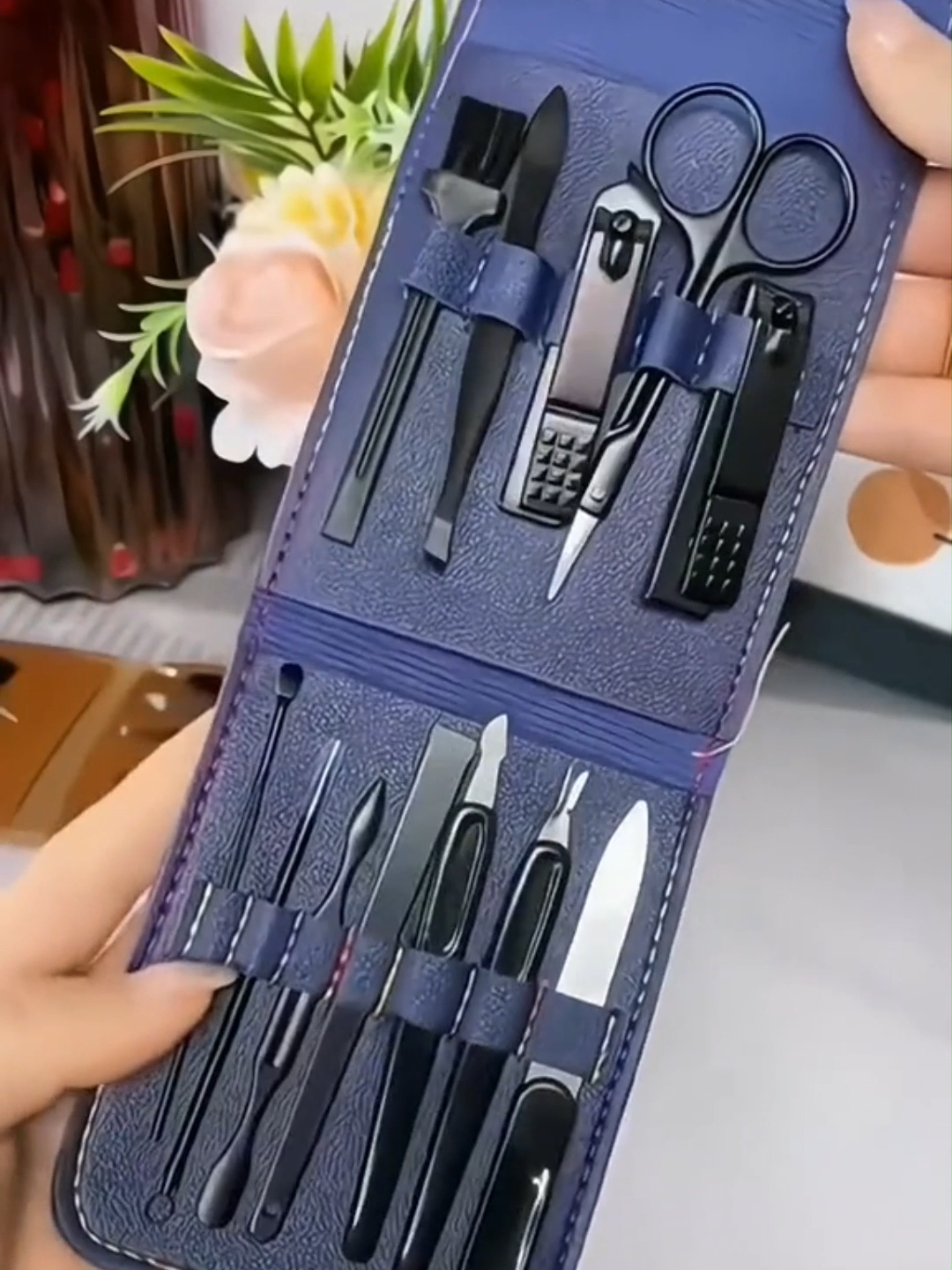 Mantén tus uñas siempre cuidadas y en perfecto estado con nuestro Set de Corta uñas. Este completo kit es esencial para tu cuidado personal y belleza. Con 12 piezas de diferentes tamaños y formas, este set es versátil y adecuado para cualquier tipo de uña. 🫷🏻💅🏻✨ Visita www.elmejorprecio.pe y descubre este innovador Set De Manicure De 12 Piezas hoy ! 🚀🛒 #setdemanicure #setdecortauñas #accesoriosdecuidadopersonal #dormitorio #hogar  #elmejorprecio  #delivery #limaperu🇵🇪   #envios  #enviosatodoelperu    #loveoyloquiero