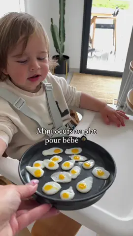 Vu le nombre de messages reçus suite à ma story de ce jour sur les œufs de Minimou, je me devais de vous partager comment mon chéri lui fait. C’est cute, ça permet de doser a sa guise et nos bébés peuvent manger seuls 👌🥰