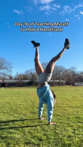 Day 16 of handstands!! Had some time to kill so i stopped at this field and decided to get some practice in. Its nice to finally be outside, cant wait for sunmer 😭 ….. #handstand #calisthenics #girlswholift #handstands #GymTok #calisthenicsgirls #FitTok #handstandpractice 