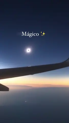 EL VUELO MÁS ESPECTACULAR DE MI VIDA 🌓💫✈️  El 2 de julio de 2019 me subía a #ElVueloDelEclipse de Buenos Aires a #SanJuan para ver el eclipse total solar desde 11 mil metros de altura. Una locura total que no olvidaré jamás✨ .  #muyviajera #eclipse #eclipsesolar 