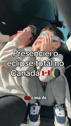 Eu vivenciei um Eclipse Solar Total no Canadá! 🌘🇨🇦 Um eclipse solar total ocorre quando a lua passa entre a Terra e o sol, bloqueando completamente a luz solar e projetando uma sombra na superfície da Terra. Durante um eclipse solar total, a lua parece cobrir completamente o disco solar, transformando o dia em noite por alguns minutos. Esse fenômeno é um dos eventos mais espetaculares da natureza e proporciona uma visão única da coroa solar, a aura brilhante do sol visível apenas durante um eclipse total. Eclipses solares totais são eventos relativamente raros e geralmente podem ser observados apenas em uma faixa estreita da Terra durante um determinado periodo de tempo.  Voces conseguiram ver? Me conta como foi sua experiência 🌞🌑🌎  Aproveita e segue anninhanocanada pra mais vídeos interessantes como esse 👉🏼  @Anninha no Canadá🇧🇷🇨🇦  #eclipse #eclipsesolar #canada #brasileirospelomundo #brasileirosnocanada #curiosidades #fatosinteressantes #brasileirosnagringa #brasileirosnoexterior #natureza #VidaNoExterior 