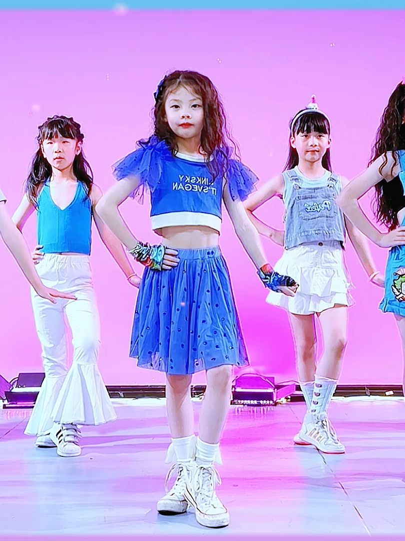 The baby has rosy cheeks, radiant like a ripe apple in September. Modern dance clothes for children Thdance  #donhay   #donhaychobe   #donhayhiendai   #dancekids   #thdance   #trangphuc   #trangphucbieudien  #zumba  #zumbakids  #hiphop  #hiphopkids