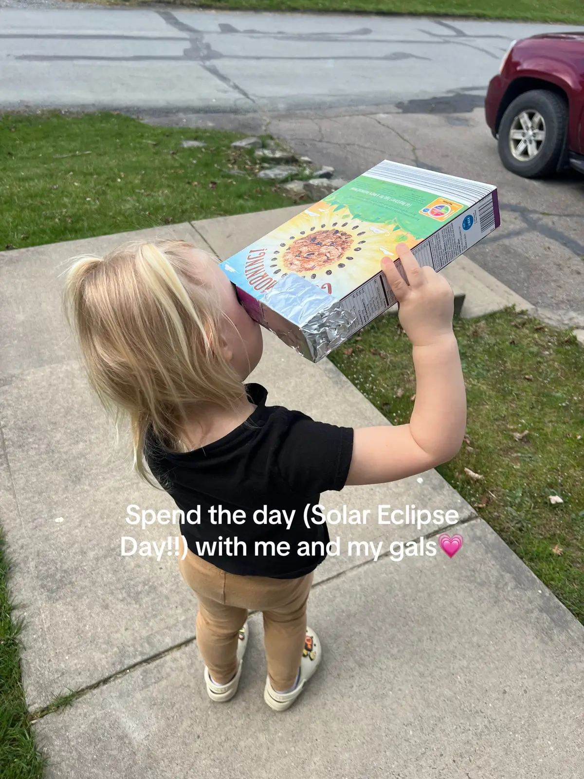 Spend the day observing the solar eclipse with us!!!🌞 #ditl #ditlofamom #sahmlife #momlife #mondaymorning #minivlog #mondayvibes #solareclipse #kidactivities 